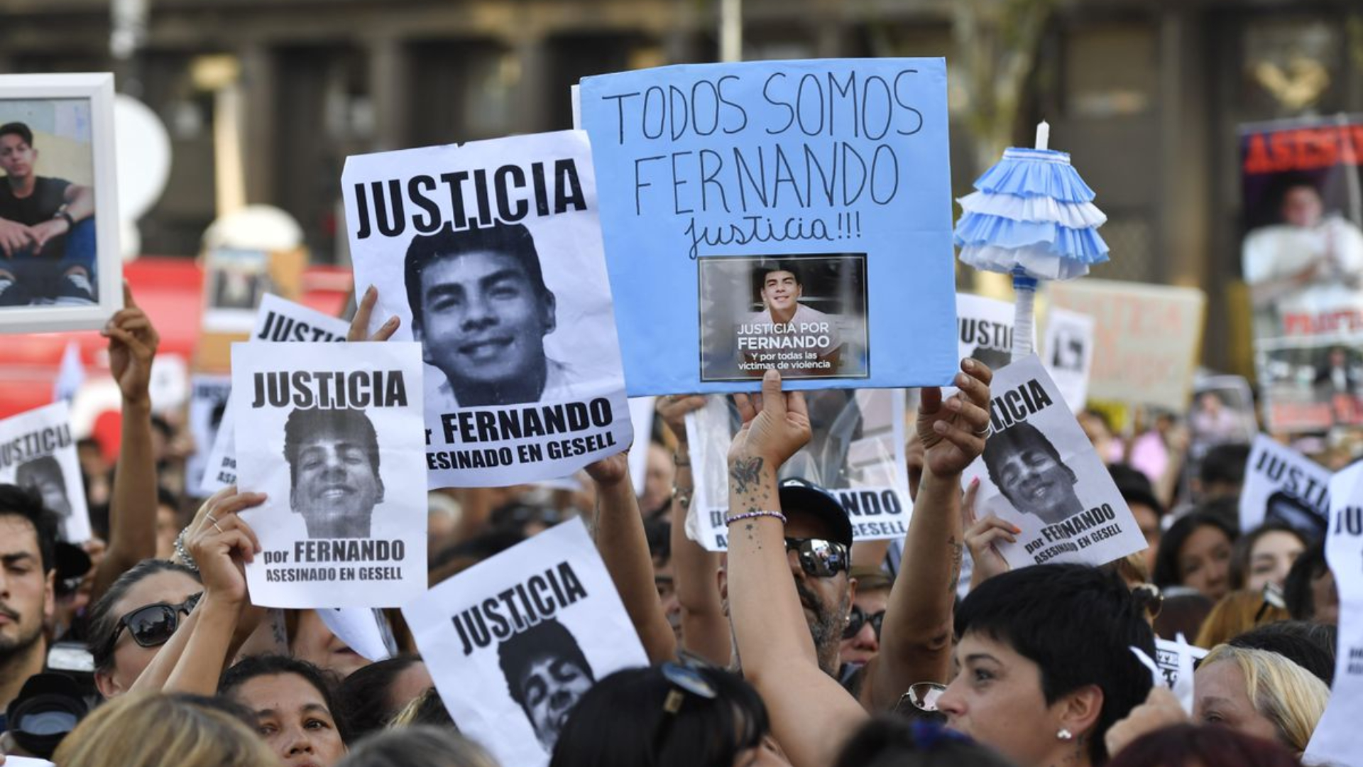 Hubo un gran marco de público en las adyacencias del edificio público.