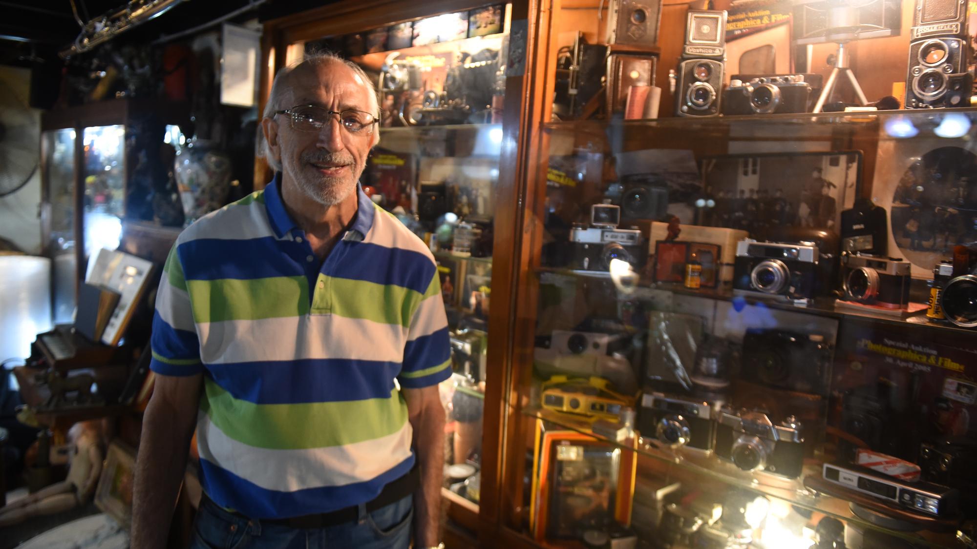 Armando Fuentes tiene su negocio en el Mercado de San Telmo (Crónica/Jonatan Moreno).