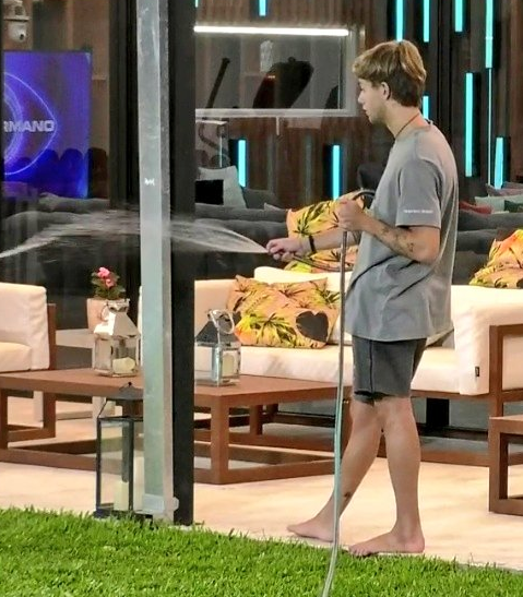 Nacho de   <a href='https://www.cronica.com.ar/tags/Gran Hermano'>Gran Hermano</a> estaba regando el patio de la casa y recibió insultos de un camarógrafo.