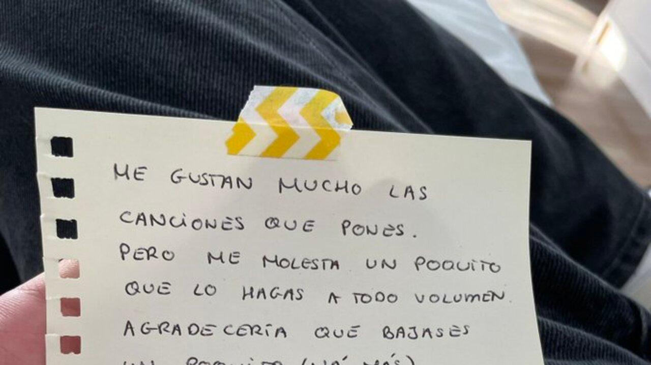 El joven compartió la nota en Twitter y recibió un comentario que lo dejó boquiabierto.