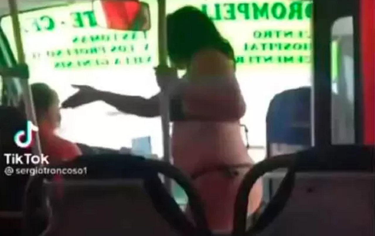 Una mujer sorprendió a TikTok cuando se subió a un bondi en bikini.