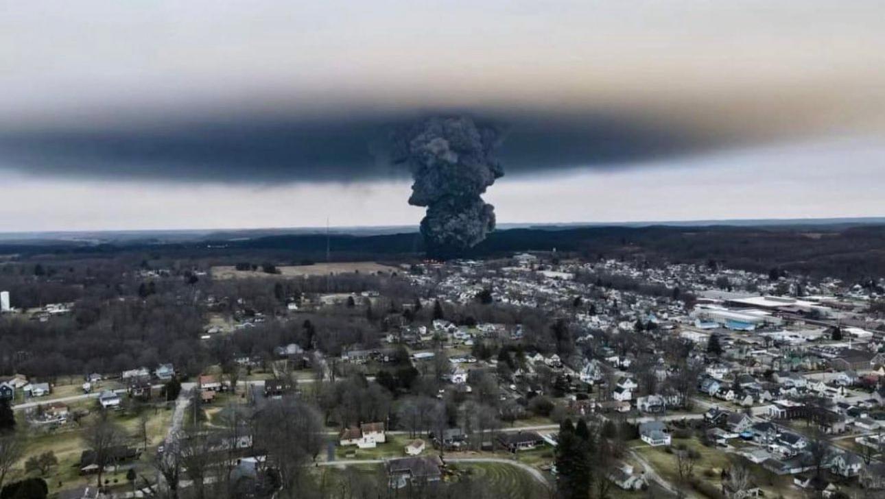 Impresionante imagen del hongo químico en Ohio (Twitter).