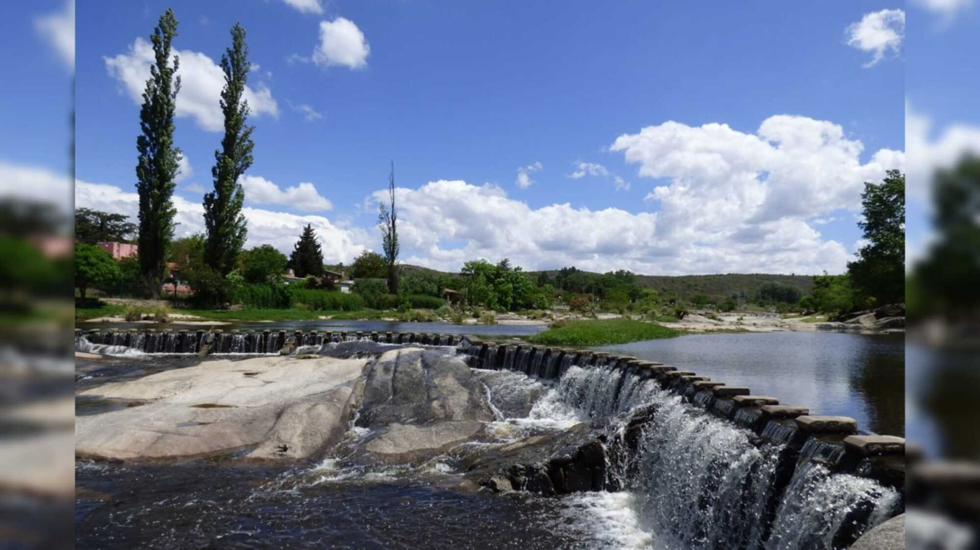 Este destino invita a disfrutar de la naturaleza y refrescarse en el río Los Chorrillos.