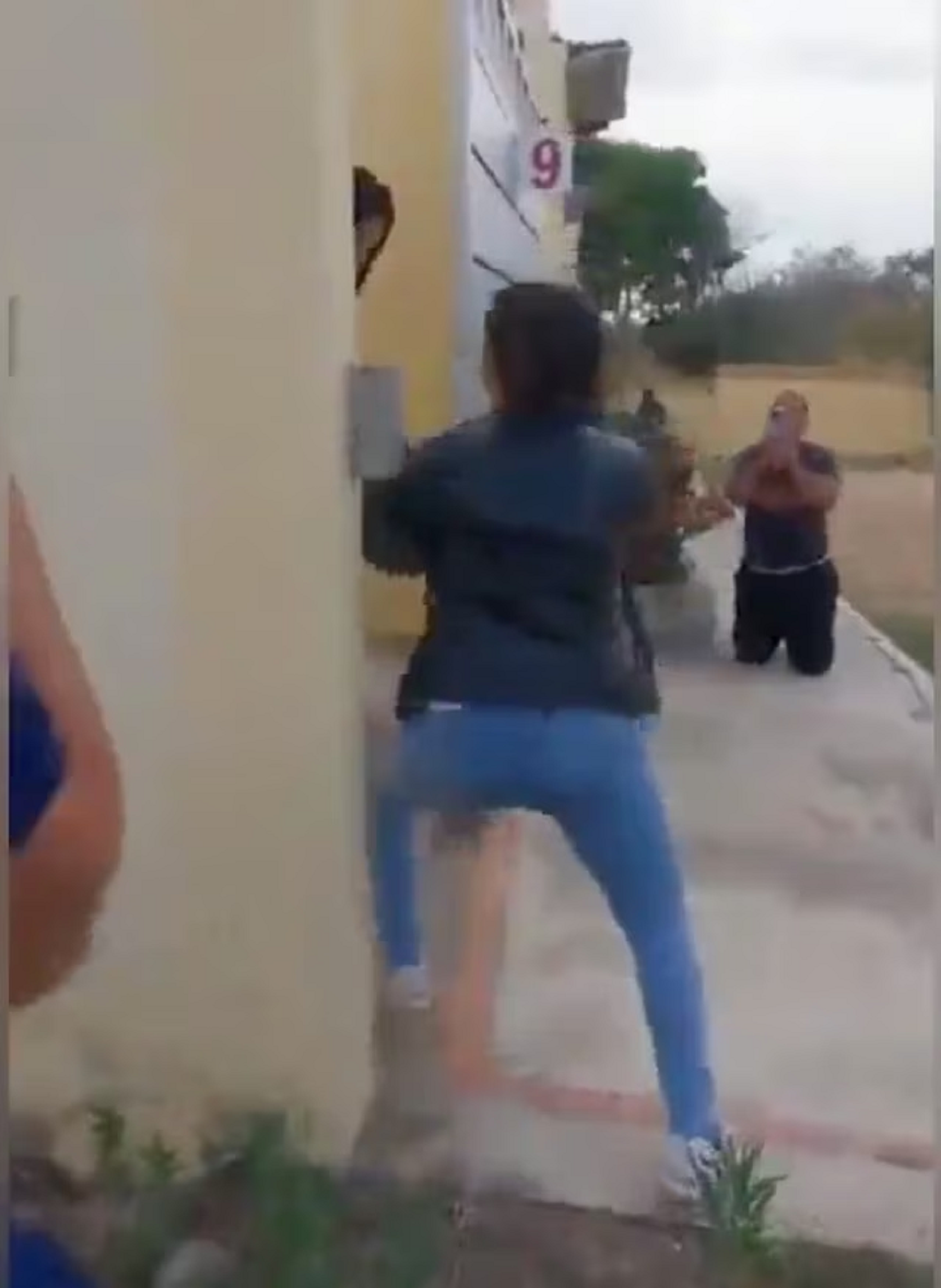 El momento en que la mujer ingresa al domicilio para confrontar a su esposo infiel y a su amante.