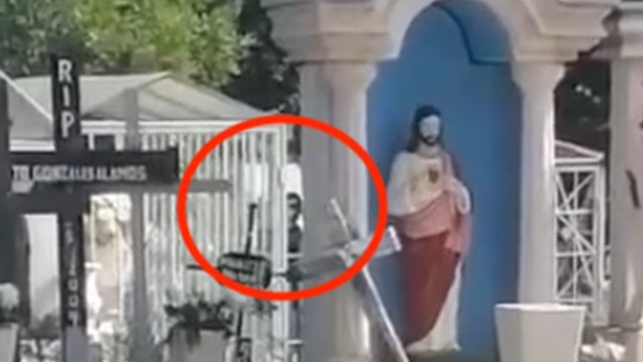 El fantasma fue visto en un cementerio de México (Captura de video).