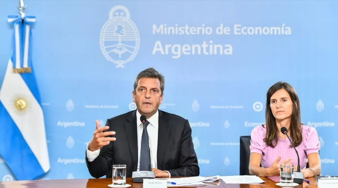 Sergio Massa y Fernanda Raverta en la conferencia de prensa.