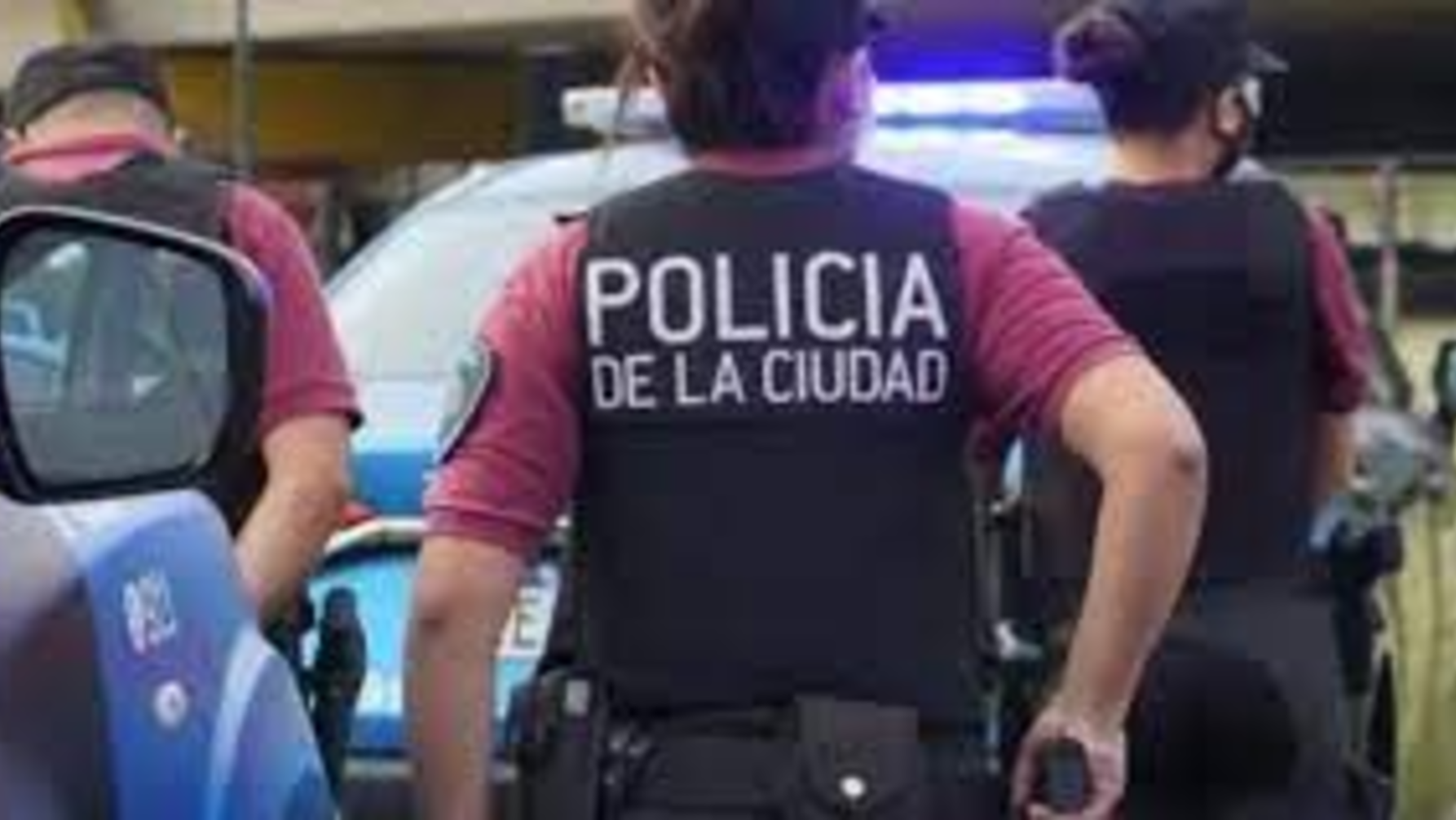 Los policías detuvieron a los acusados de agredir a su compañera.