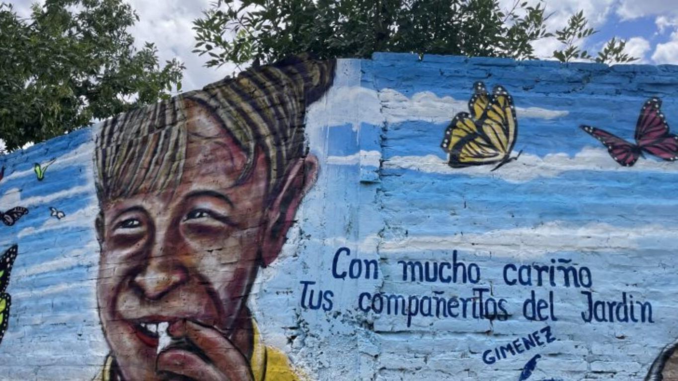 El mural del niño fue presentado por sus seres queridos.