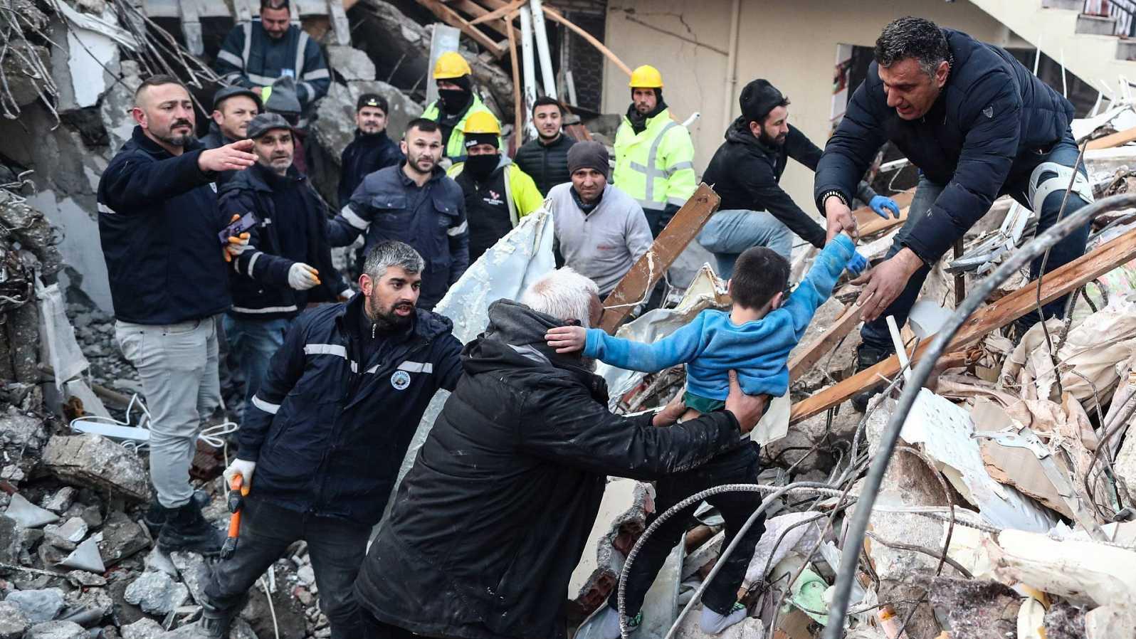 Continúan las tareas de rescate en Turquía y Siria tras el Terremoto (Twitter).