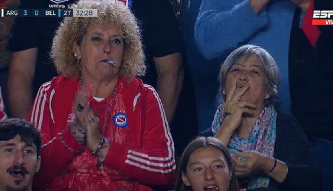 Las hinchas de Argentinos Jr. que son iguales a Patty y Selma de   <a href='https://www.cronica.com.ar/tags/Los Simpson'>Los Simpson</a>. 