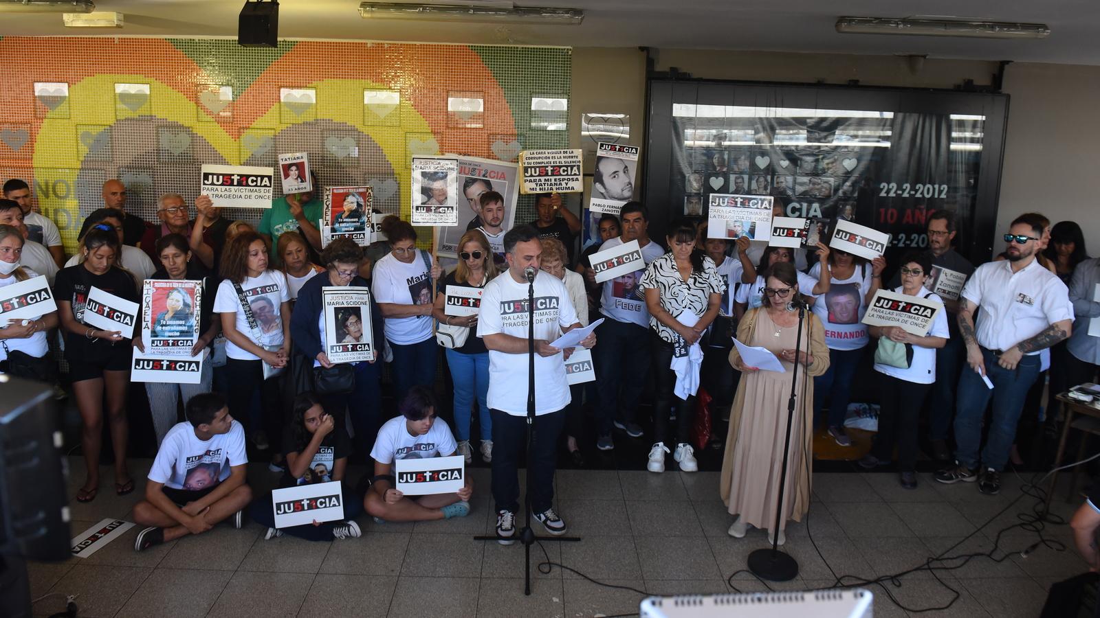 Sobrevivientes, familiares y amigos de la Tragedia de Once volvieron a pedir justicia a 11 años del hecho (Crónica/Jonatan Moreno).