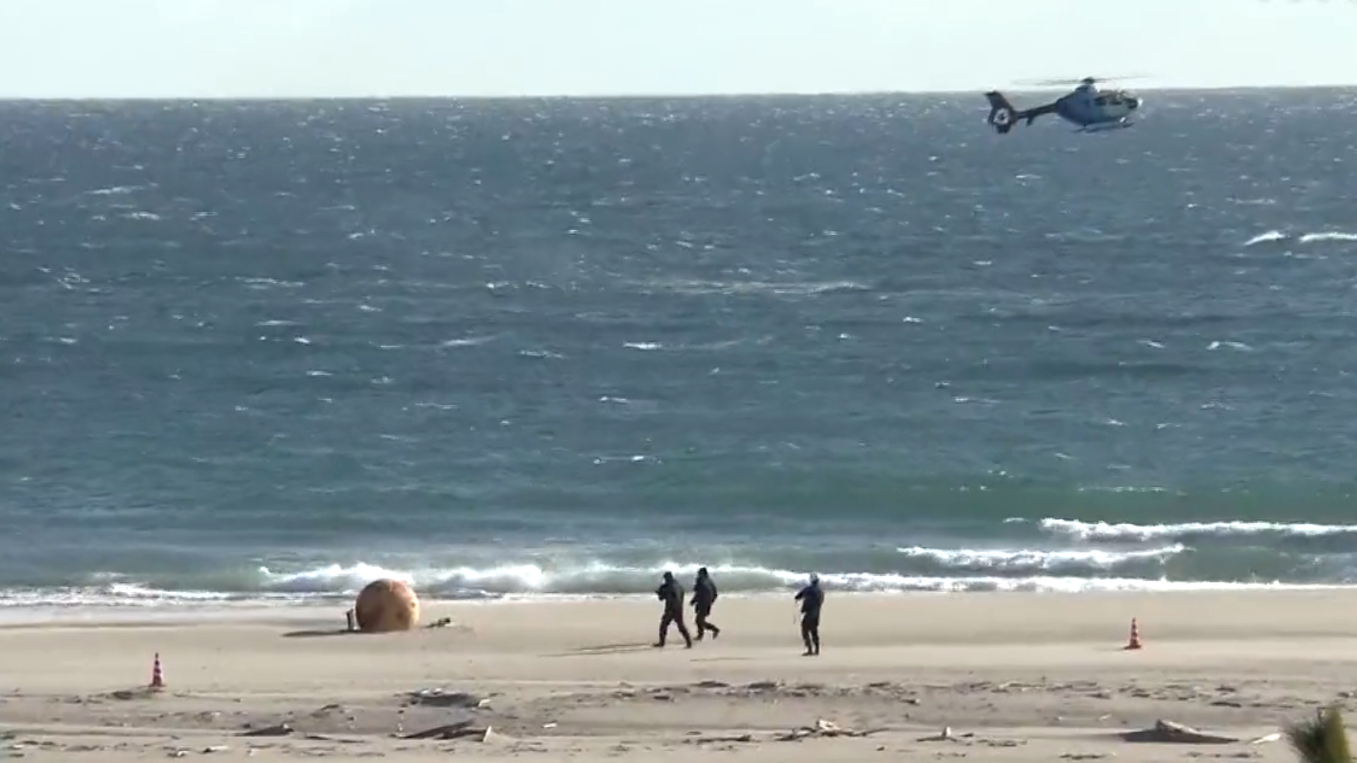 Una bola de hierro gigante apareció misteriosamente en una playa y generó gran preocupación.