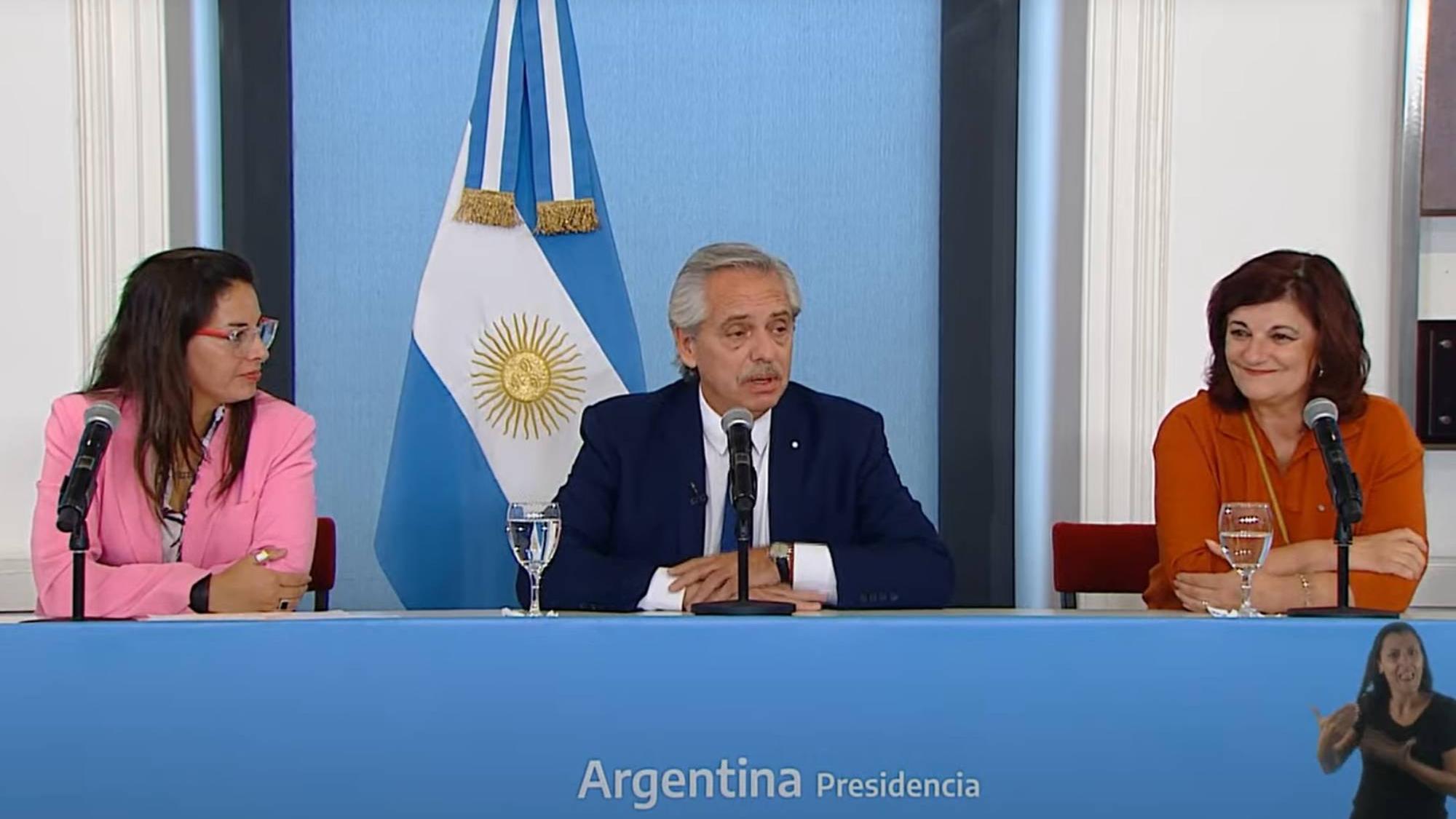 Alberto Fernández junto a las ministras Ayelén Mazzina y Raquel Olmos: 