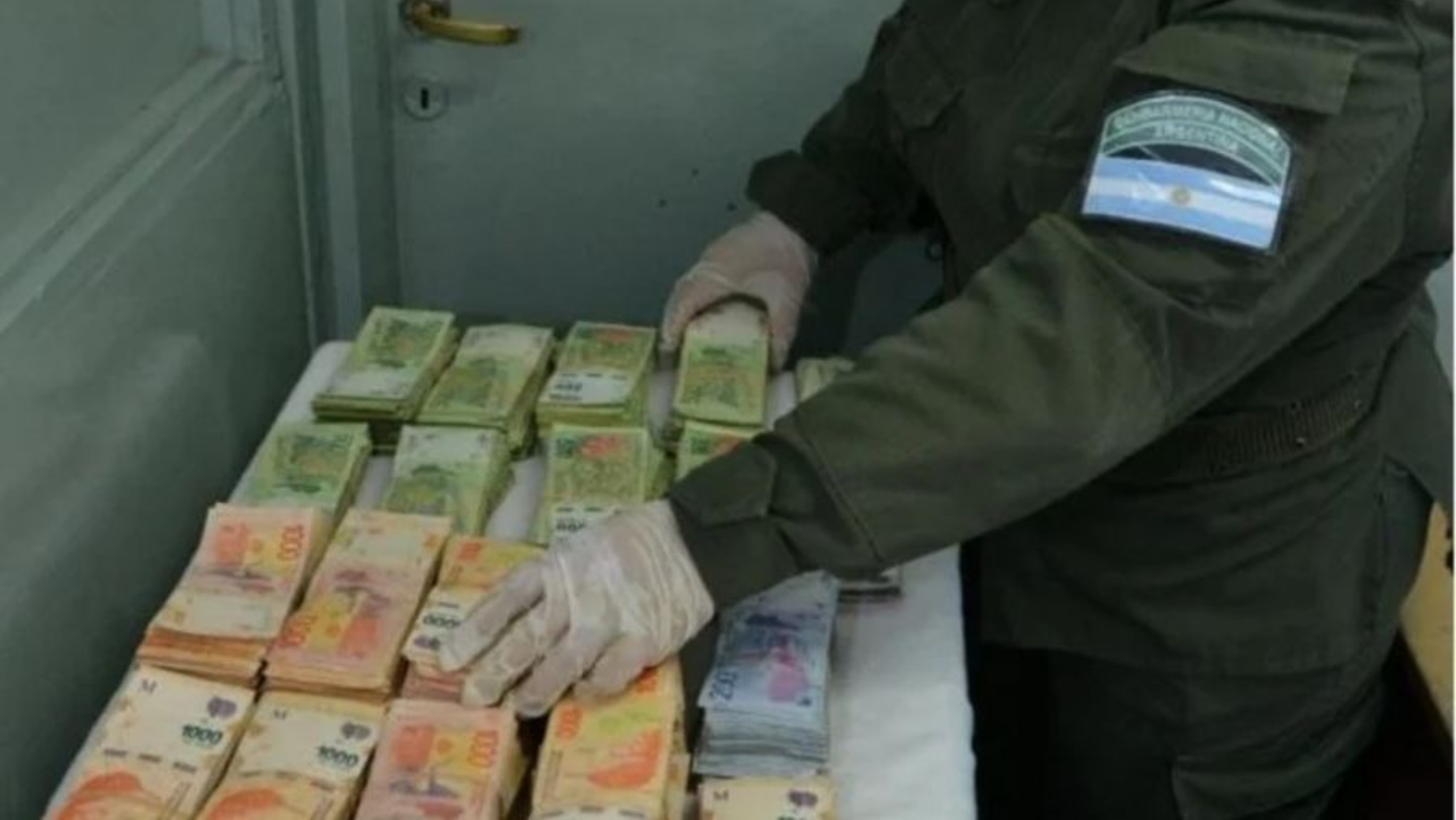 Parte del dinero secuestrado a la mujer en la Terminal de micros.