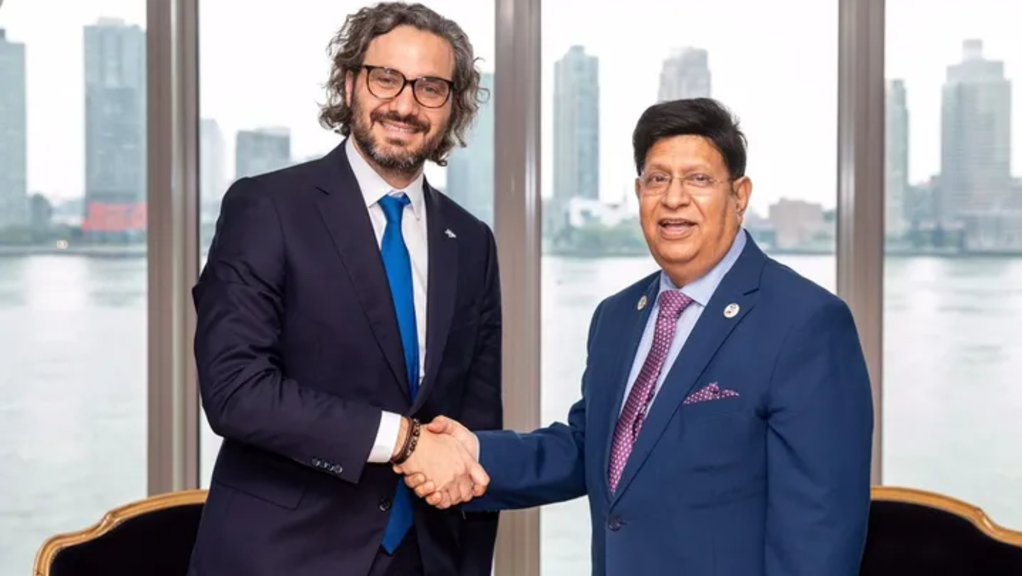 El canciller Santiago Cafiero, junto a su par bangladesí, Abul Kalam Abdul Momen, durante un encuentro que tuvo lugar en 2022.