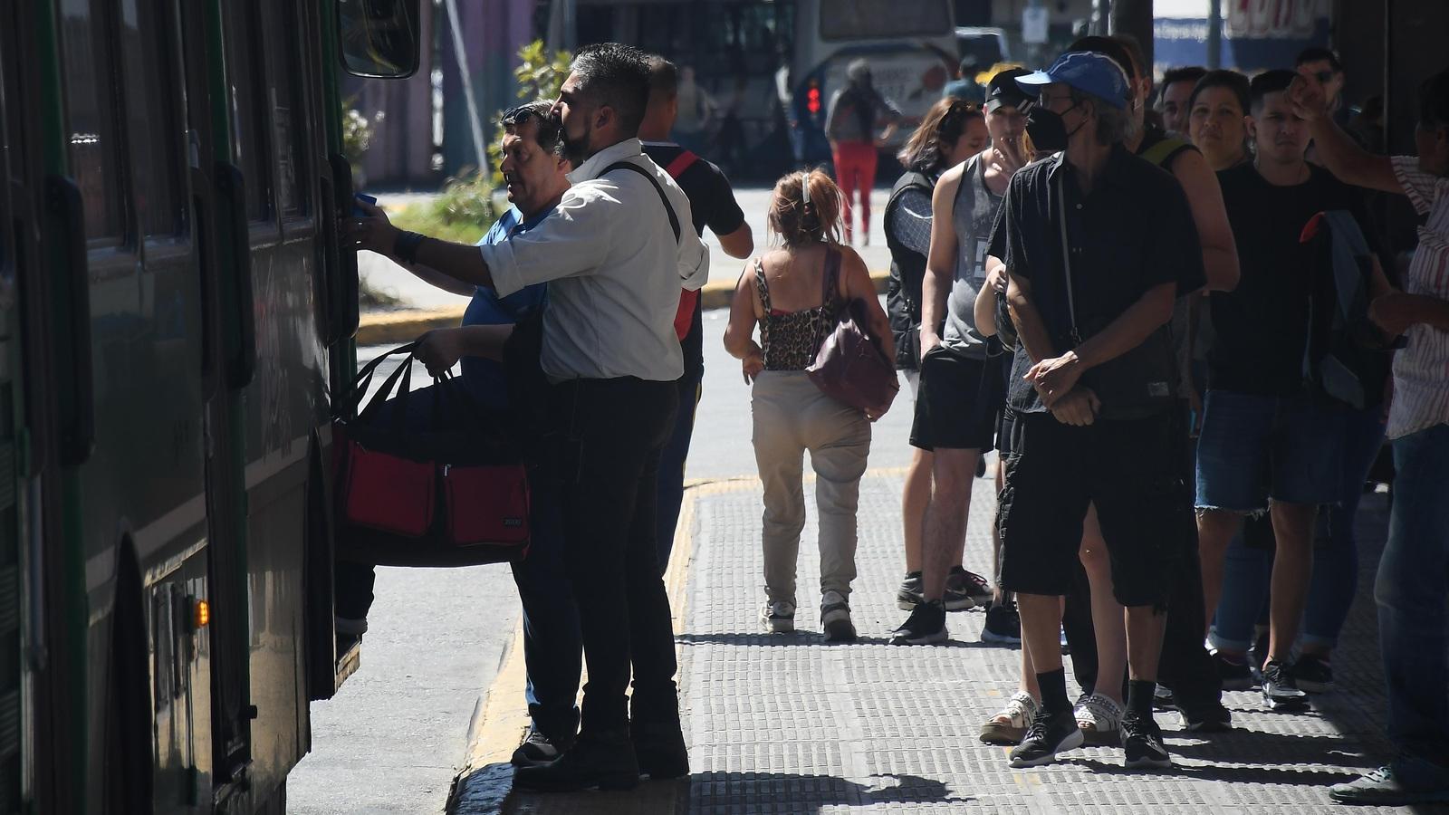 El paro en más de 50 líneas de colectivos del AMBA sorprendió este lunes a los usuarios (Crónica/Rubén Paredes).