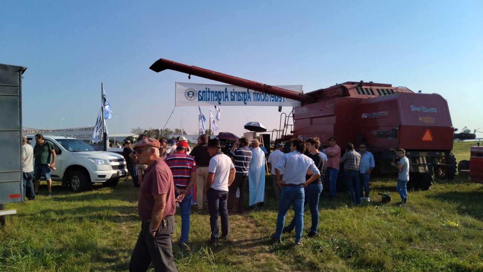 El campo protesta a la vera de la Autopista Buenos Aires-Rosario. 