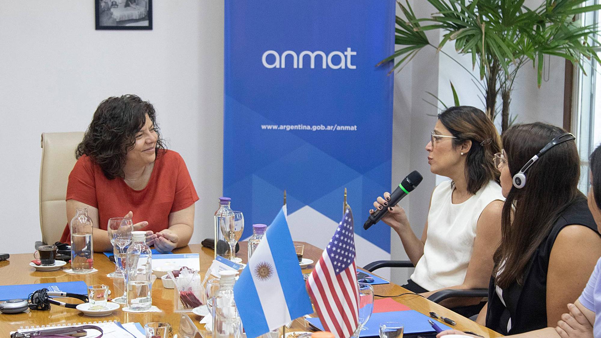 Carla Vizzotti encabezó en la ANMAT un encuentro con autoridades de la Administración de Alimentos y Medicamentos de Estados Unidos.