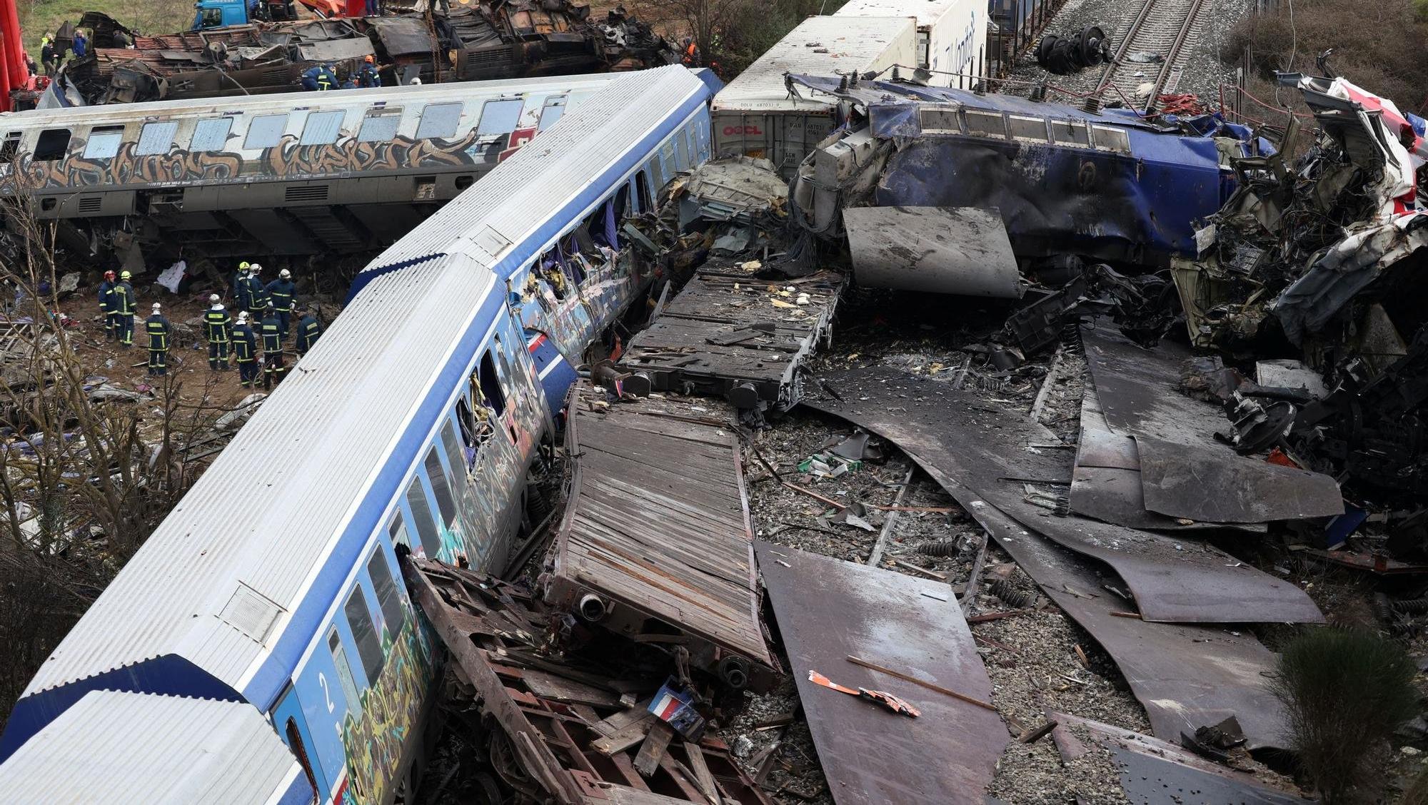 Terribles imágenes del choque de trenes en Grecia: al menos 38 muertos y 85 heridos.