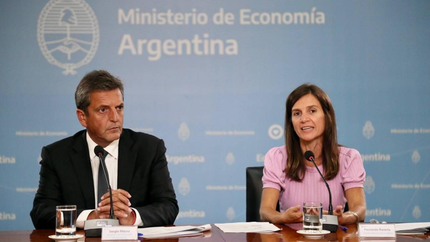 El ministro de Economía, Sergio Massa, junto a la directora Ejecutiva de ANSES, Fernanda Raverta.