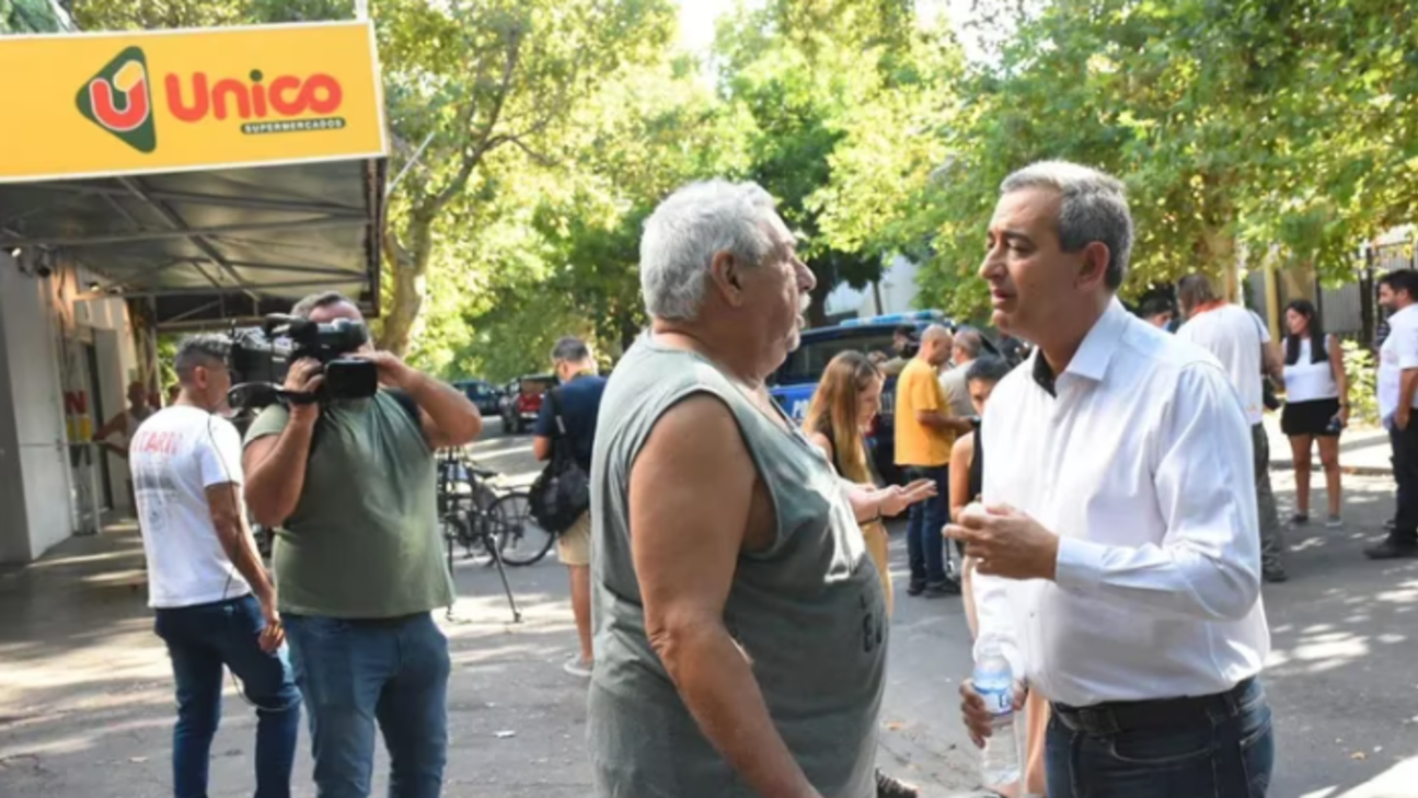 El intendente Pablo Javkin estuvo dialogando con los vecinos frente al supermercado de la familia de la mujer de Lionel Messi (Twitter).