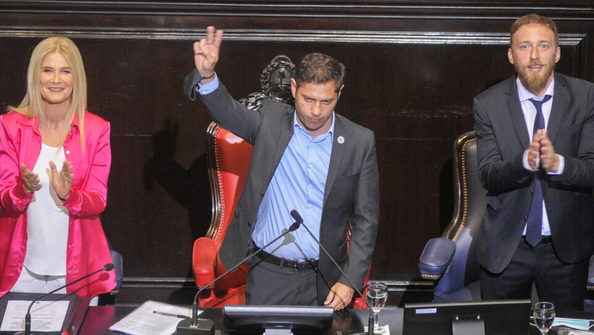 Kicillof, hace un año, flanqueado por la vicegobernadora Verónica Magario y el diputado Federico Otermín.