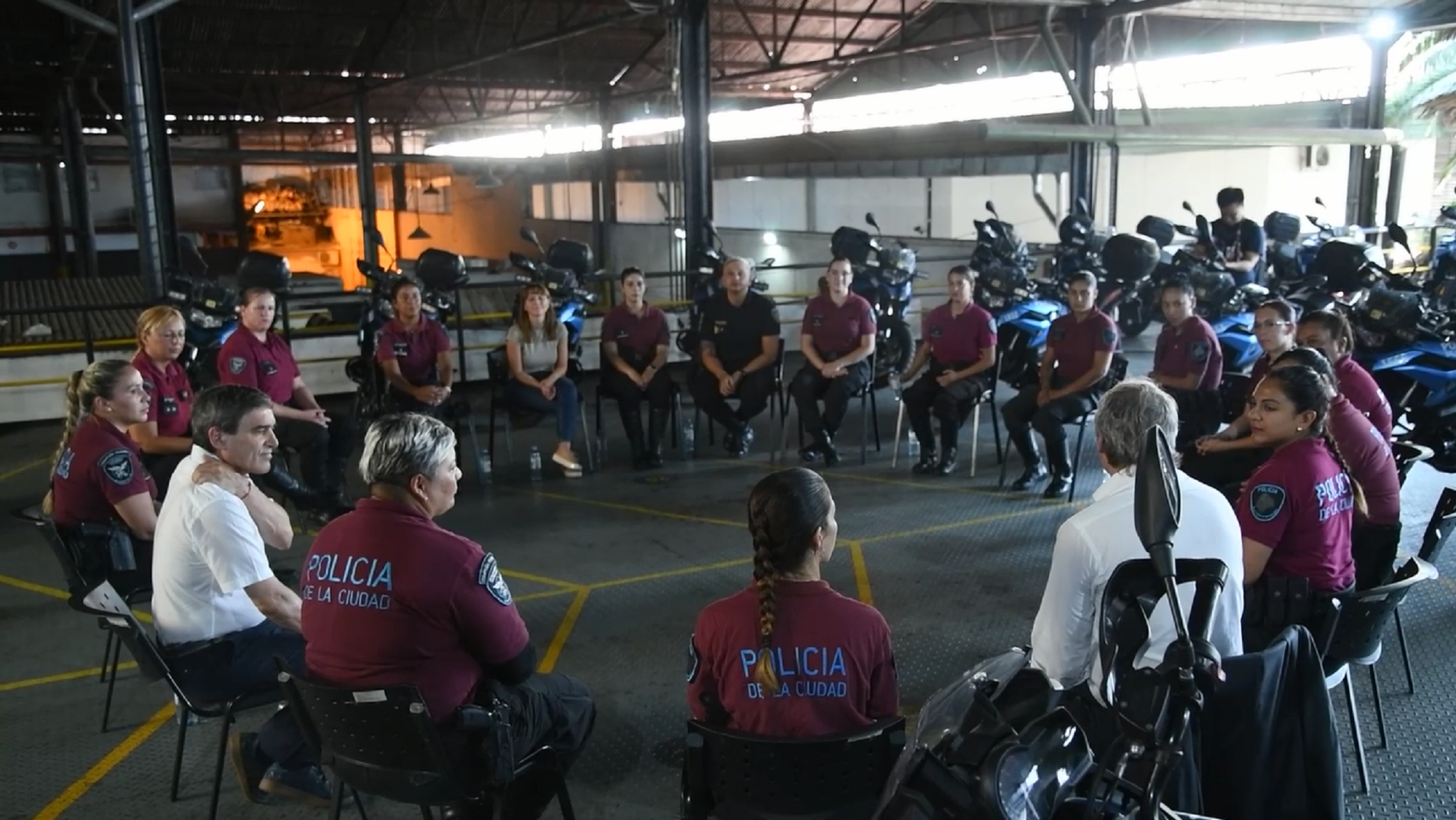 Felipe Miguel y Fernán Quirós recorrieron la base de la policía motorizada de la Ciudad.