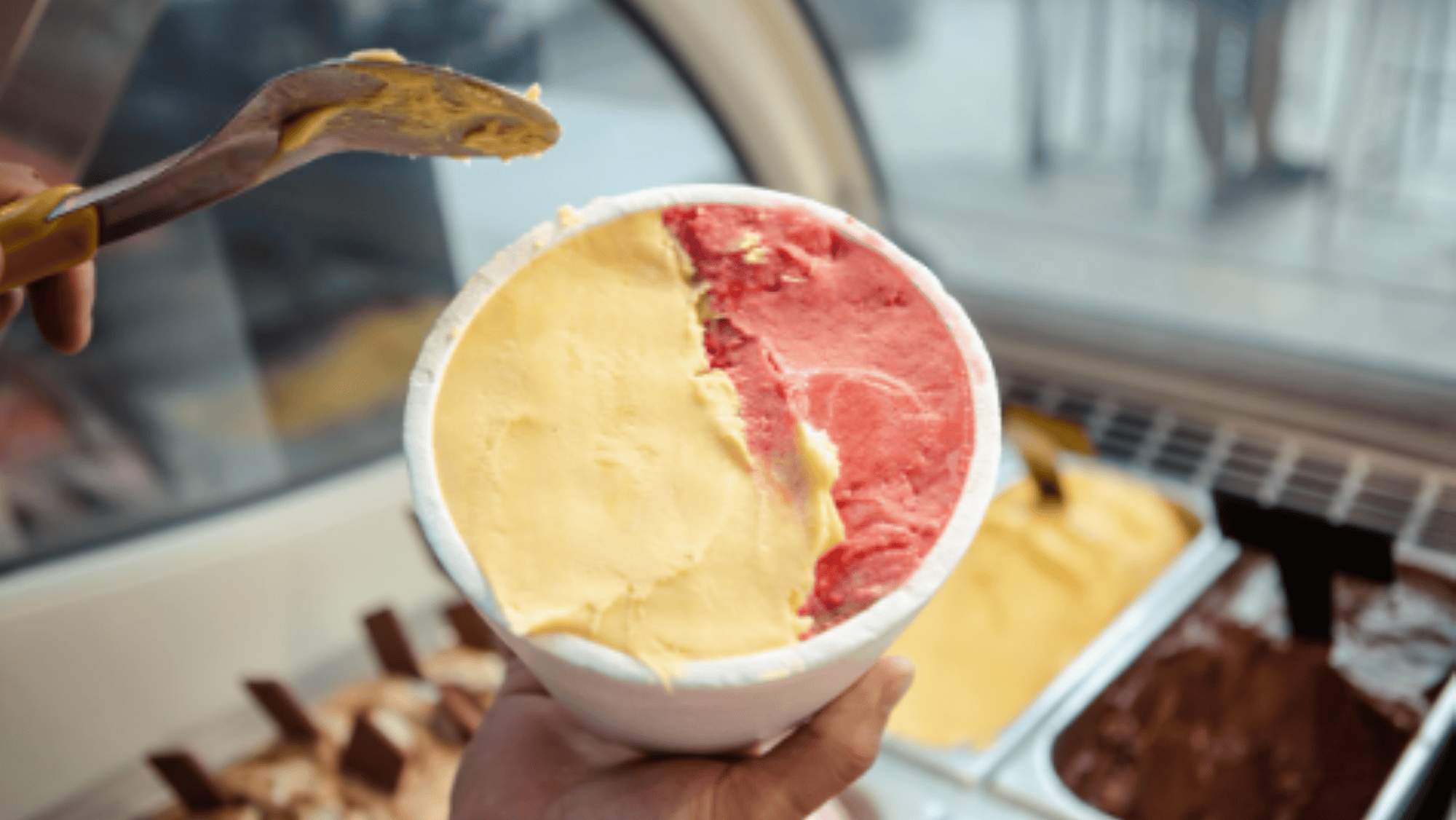 Twitter: una joven recibió un kilo de helado de regalo por un insólito motivo.