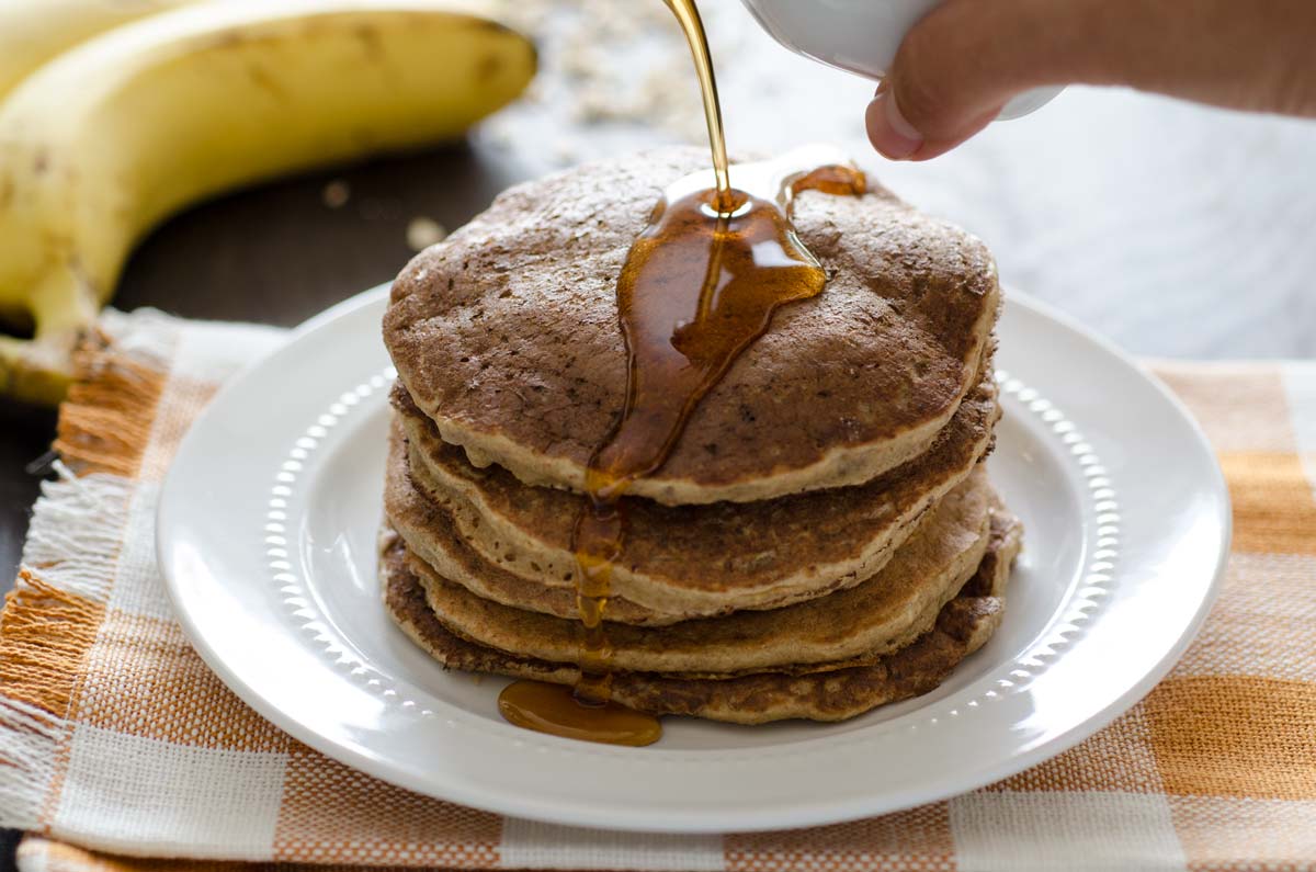 Muchos le agregan miel a estos panqueques de avena y banana.