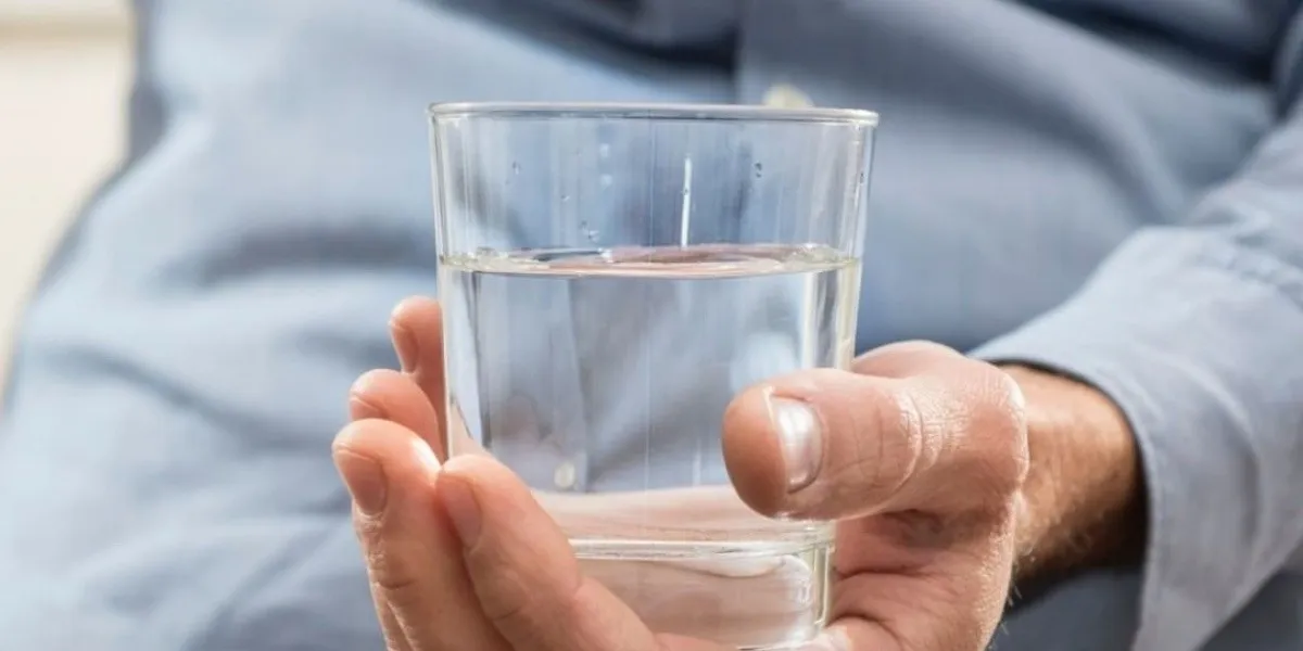 Un vaso con agua fresca te puede ayudar a eliminar las malas energías.