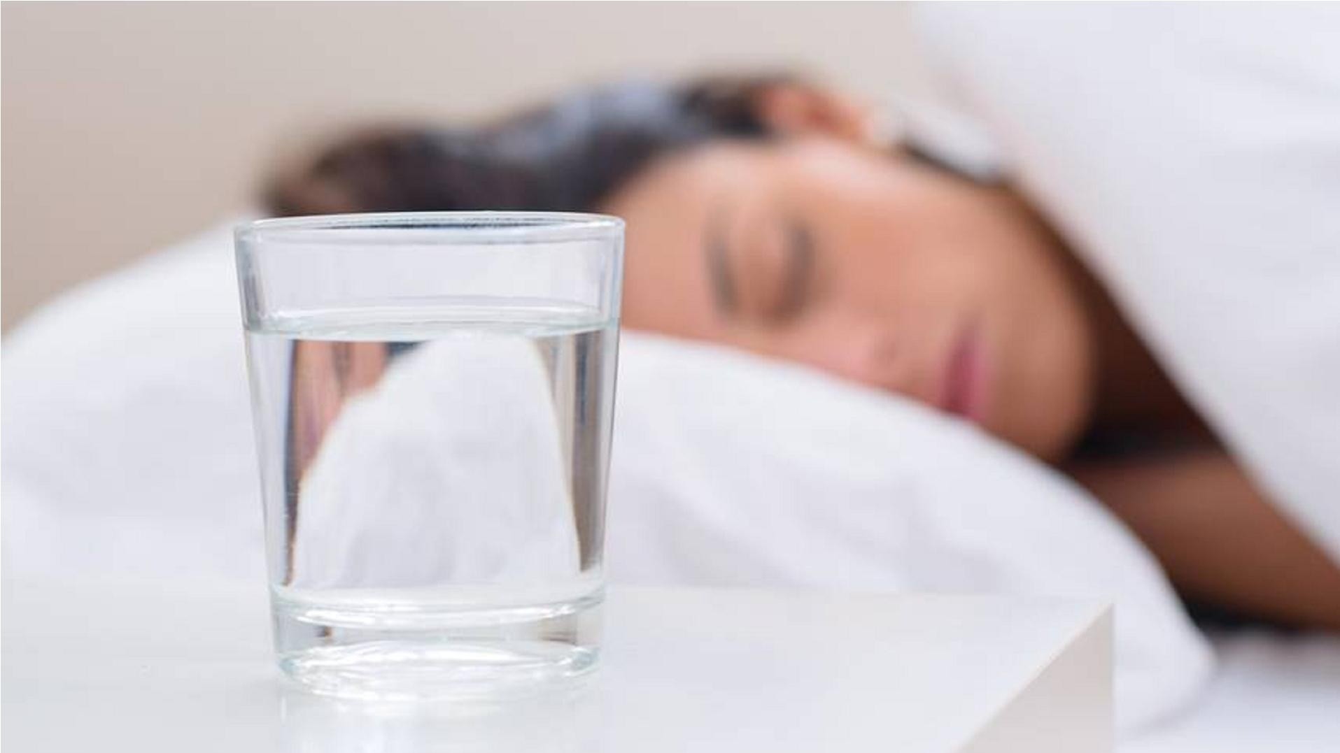 Conocé los beneficios de dejar un vaso con agua debajo de la cama.