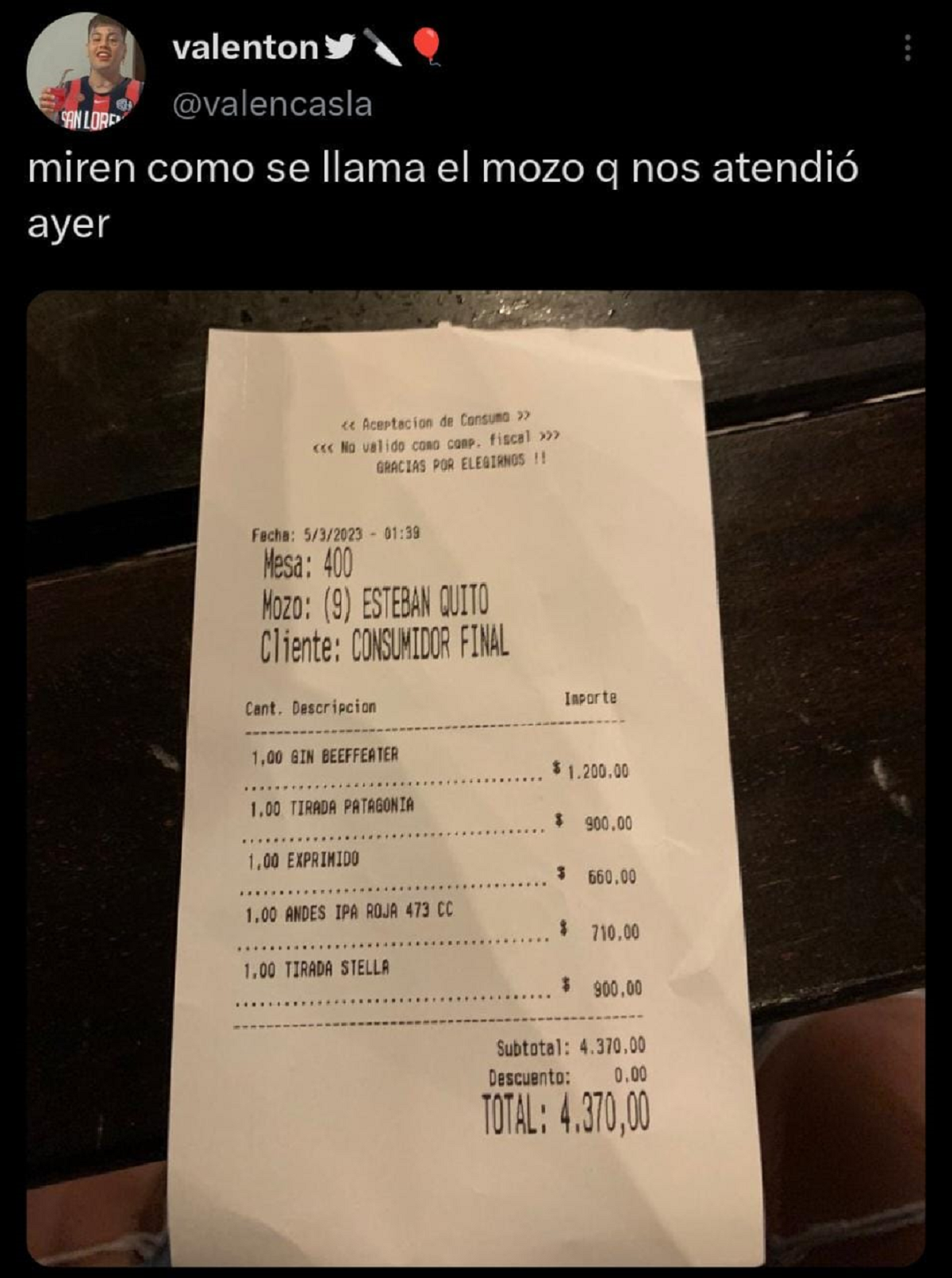 El tuit del joven que compartió el ticket de su compra.