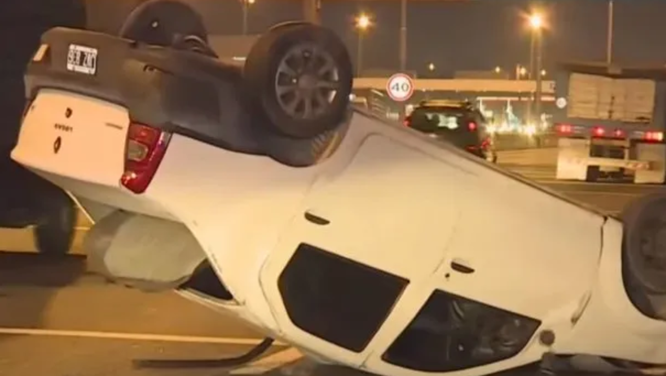 Una camioneta volcó en el Acceso Oeste (Twitter).