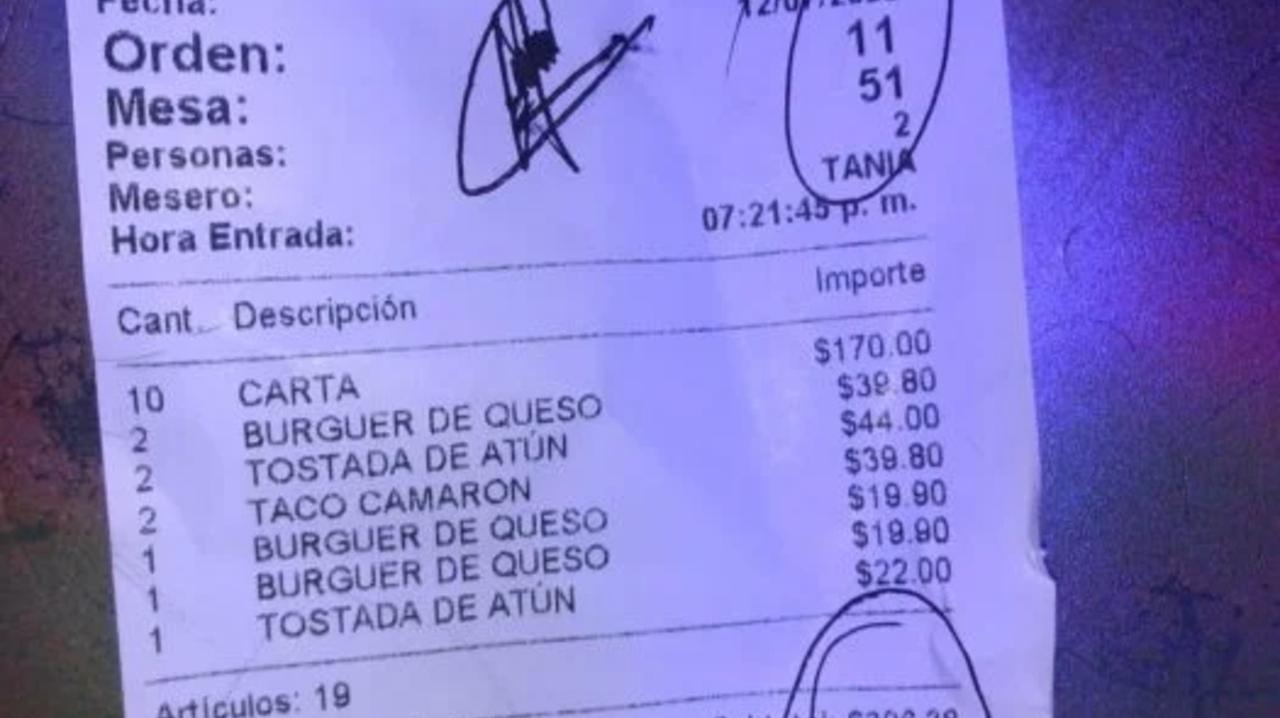 Coqueteó con una mesera, fue rechazado y le escribió un indignante mensaje en el ticket.