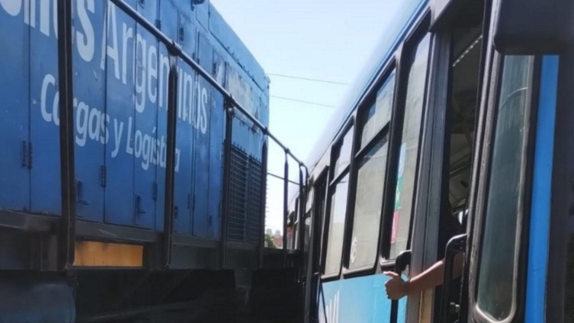 Un tren embistió a un colectivo en Rosario y casi provocó una tragedia (Rosario 3).