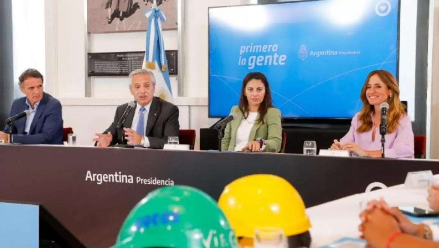 El presidente estuvo acompañado de Gabriel Katopodis, Ayelén Mazzina y Victoria Tolosa Paz.