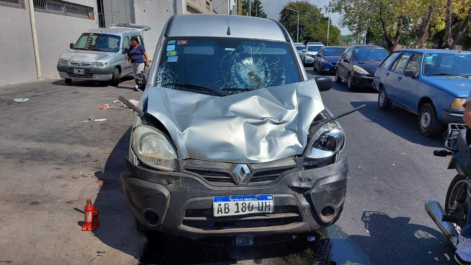 Así quedó la Kangoo Renault color gris con la que embistieron a los dos hombres.