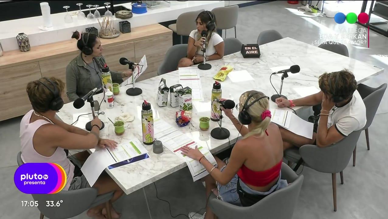 Los participantes de '  <a href='https://www.cronica.com.ar/tags/Gran Hermano'>Gran Hermano</a>' improvisaron un programa de radio y hablaron de sus ex compañeros.