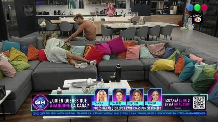 Julieta de   <a href='https://www.cronica.com.ar/tags/Gran Hermano'>Gran Hermano</a> no se quería bañar y Nacho le insistió.