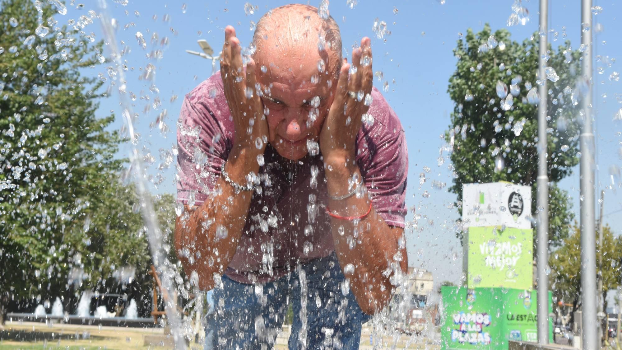 ¡44,1! La máxima sensación térmica del país y sigue el alerta rojo por calor en AMBA. (Crónica/Pablo Villán)