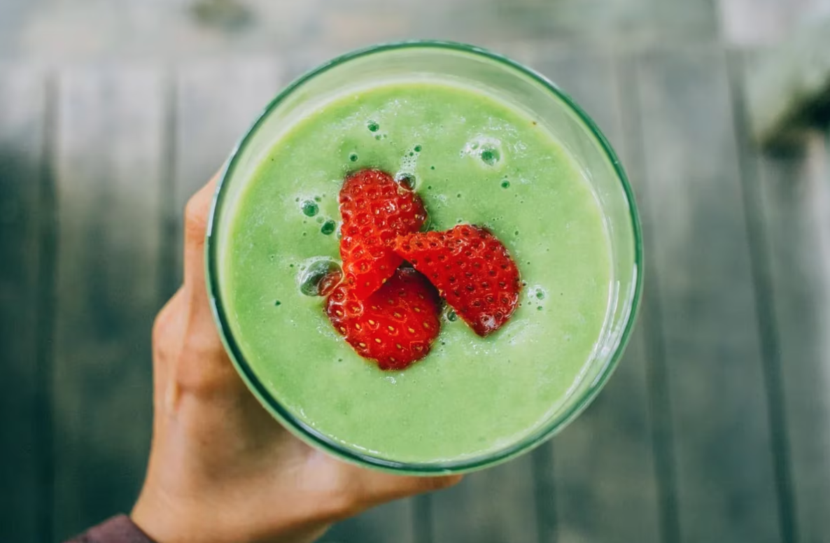 Este batido de guacamole y manzana aporta una gran cantidad de nutrientes.