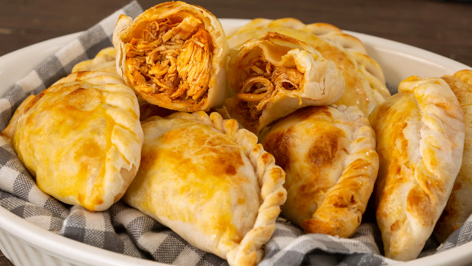 La receta para hacer unas ricas empanadas de pollo en simples pasos.