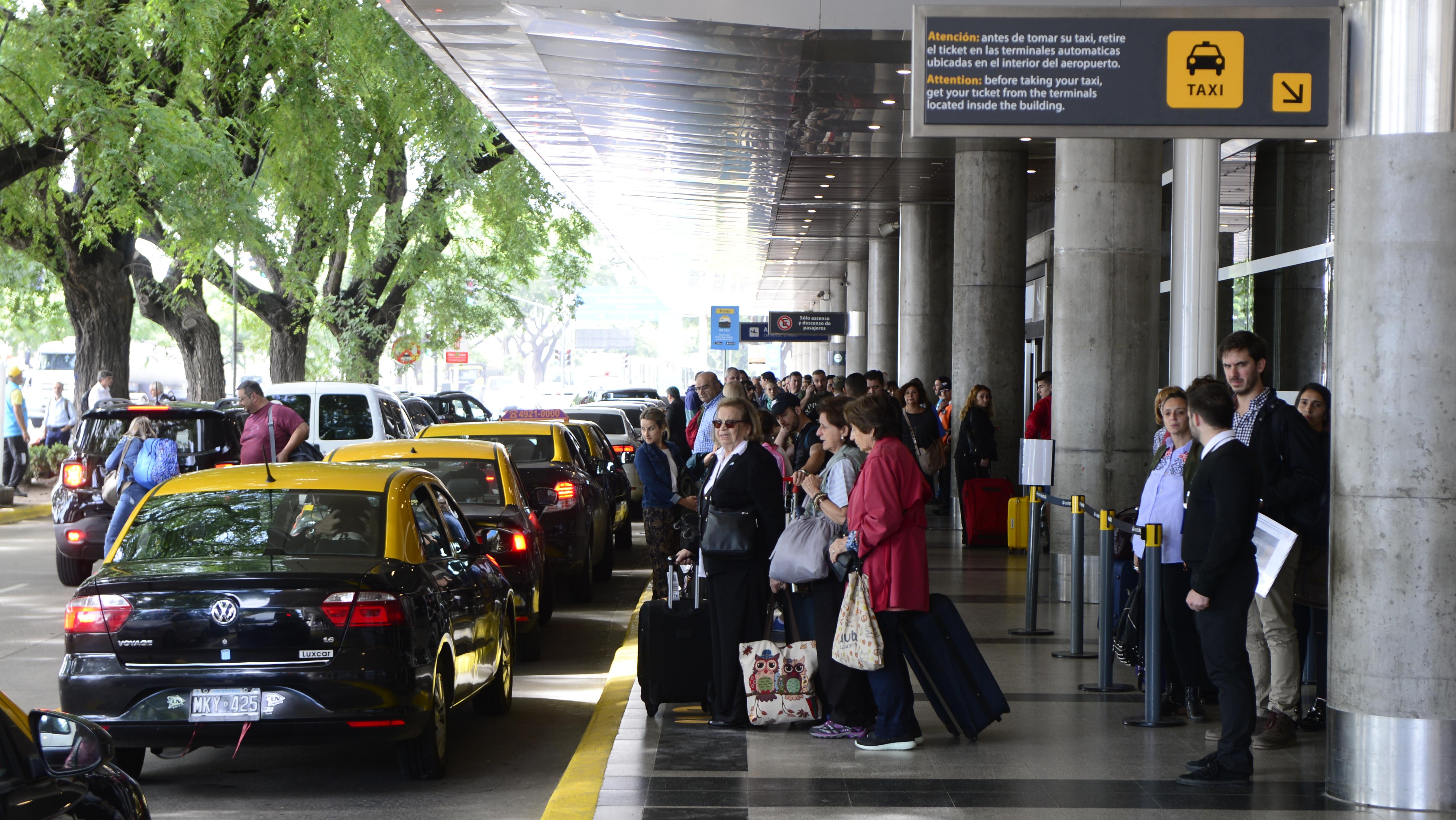 Este sábado entró en vigencia el aumento del 30% en los taxis (Jonatan Moreno/Crónica).