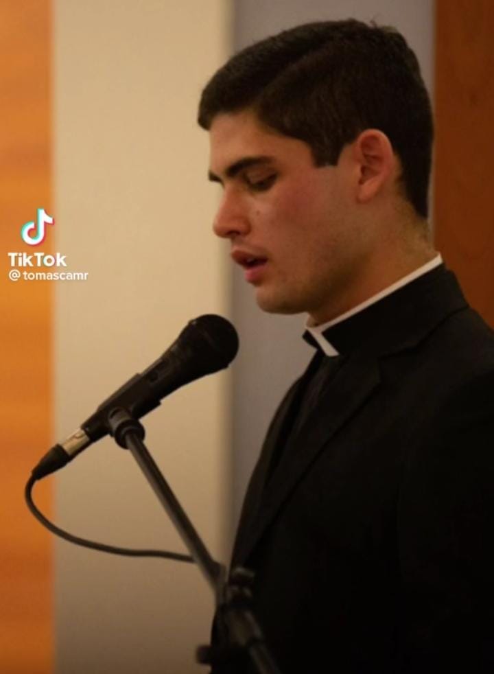 El protagonista del TikTok, mientras se encontraba en el camino para ser sacerdote. 