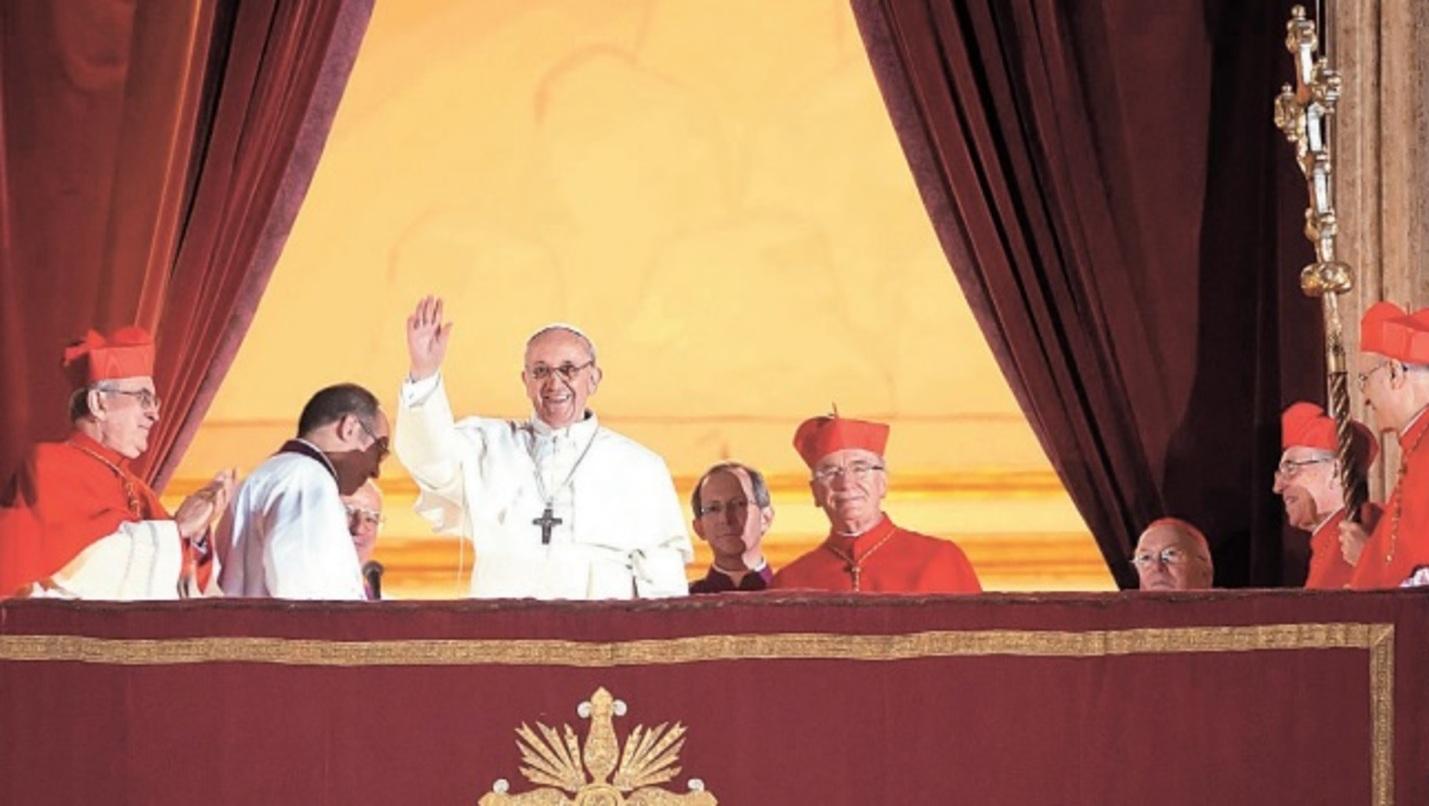 El momento en el que el papa Francisco sale a saludar a sus fieles por primera vez.