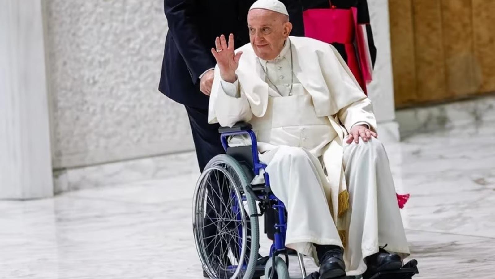 El   <a href='https://www.cronica.com.ar/tags/Papa Francisco'>Papa Francisco</a>, de 86 años, debió ser internado este miércoles por una infección respiratoria.