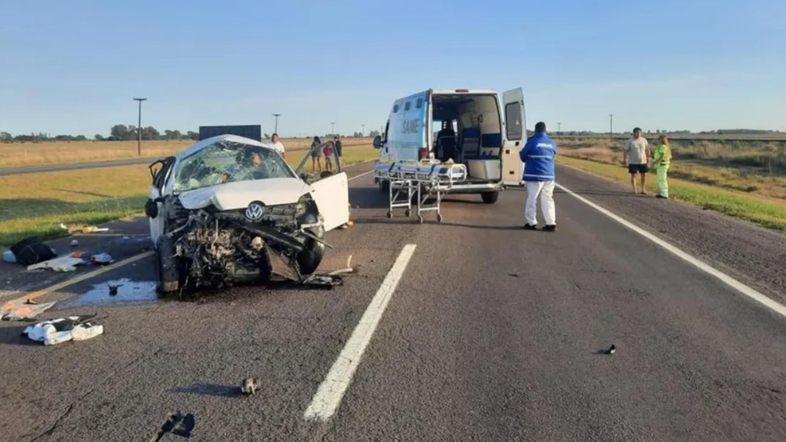 Así quedó el auto luego de chocar contra un camión cisterna (Gentileza Infocielo). 