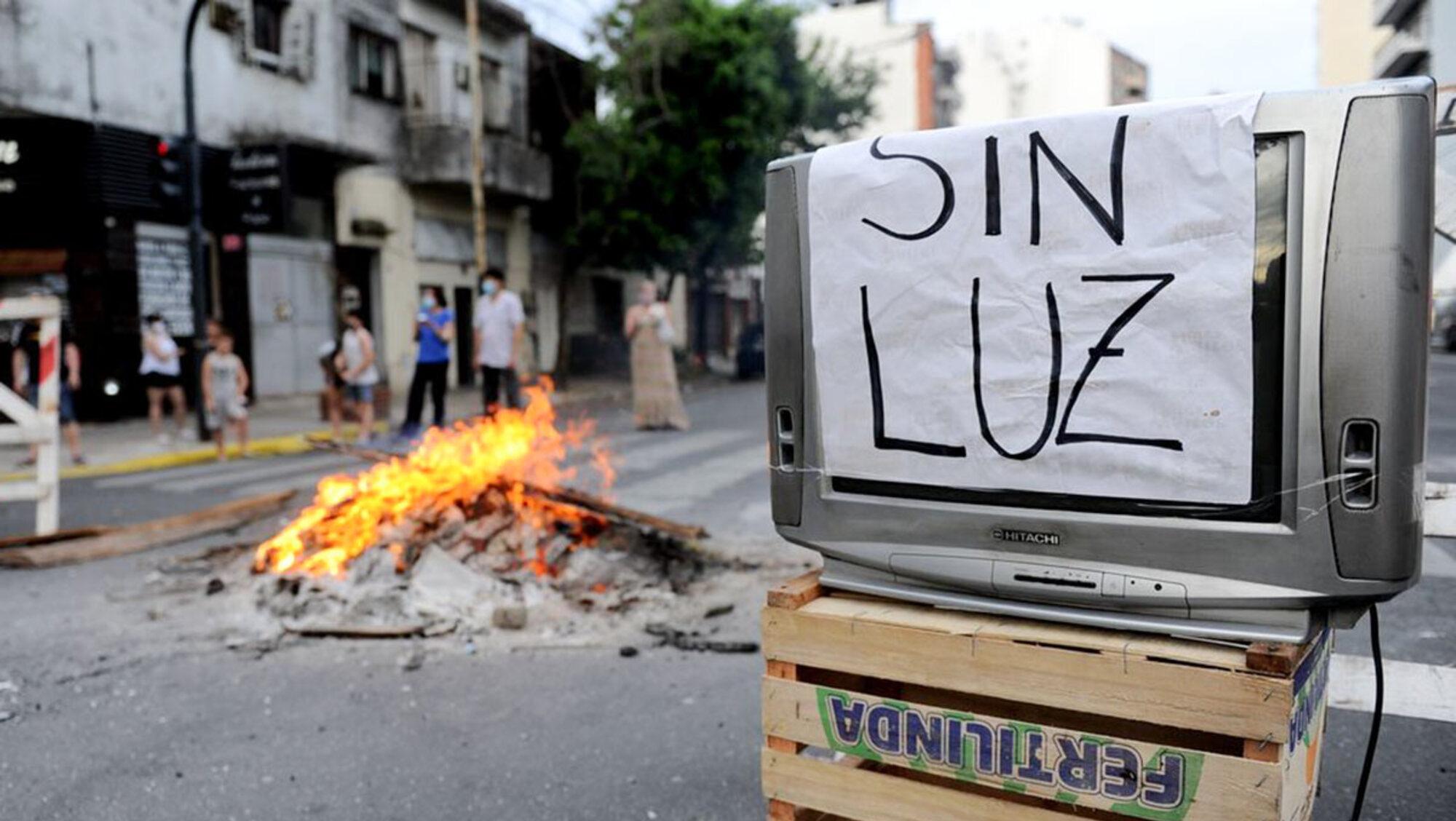 Algunos usuarios sin luz optaron por cortar calles para protestar (Télam/Archivo).