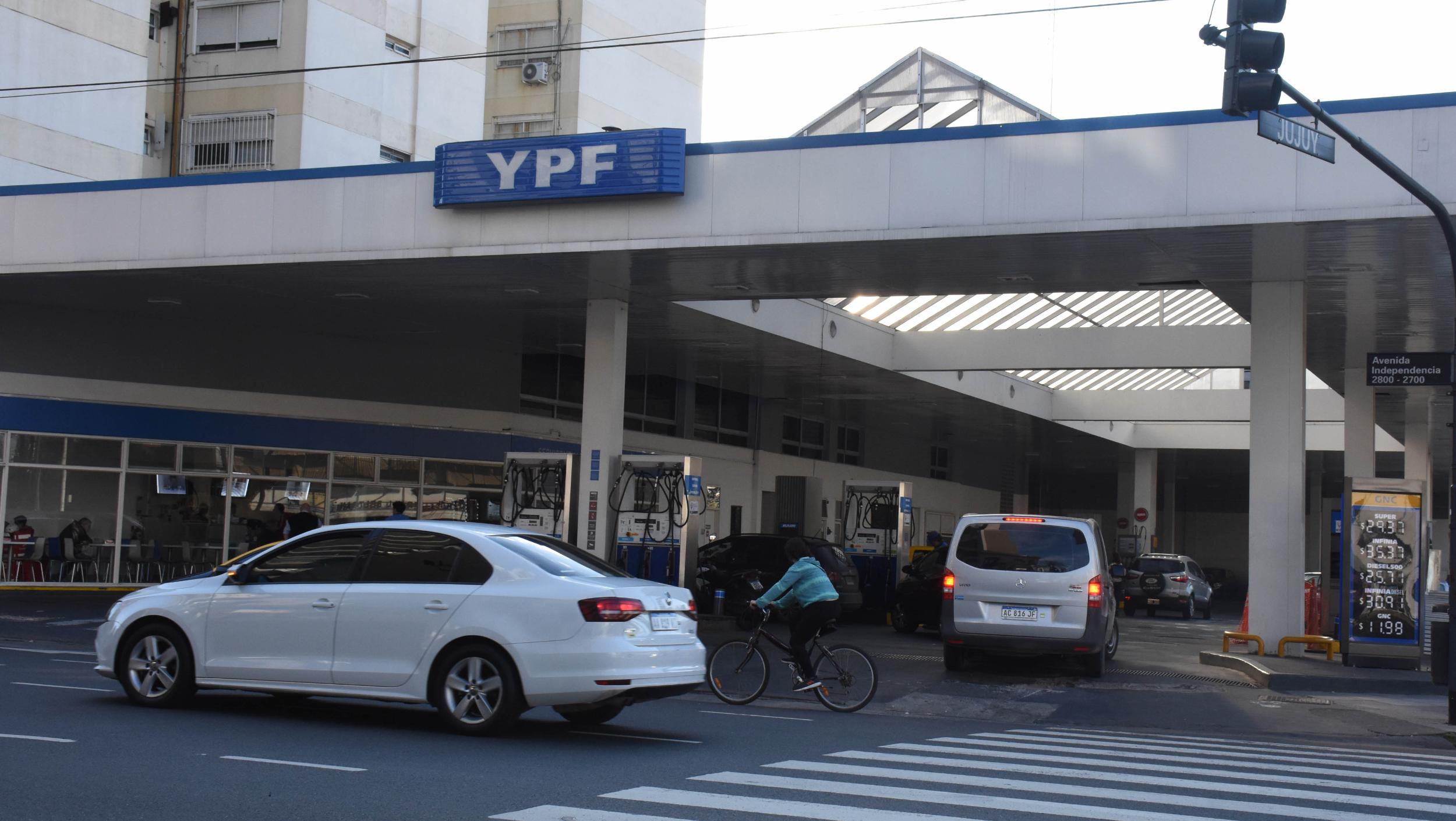 YPF aumenta los combustibles (Crónica/Pablo Villan).