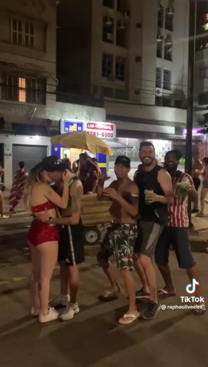 Vendió besos y mostró todo en TikTok.